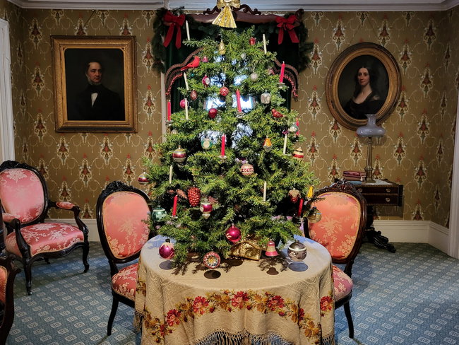 Holiday Candlelight Tour